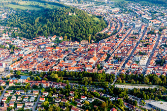 Stadtansicht am Ufer des Flußverlaufes der Donau in Tuttlingen im Bundesland Baden-Württemberg, Deutschland
