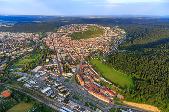 Stadtübersicht Möhringer Straße von Westen im Vordergrundf Aesculap AG (B. Braun) in Tuttlingen im Bundesland Baden-Württemberg, Deutschland