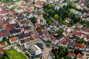 Kirchengebäude im Dorfkern in Möhringen in Tuttlingen im Bundesland Baden-Württemberg, Deutschland