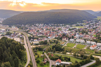 Ortsansicht aus Südosten mit Unteres Schloss am Donaupark in Immendingen im Bundesland Baden-Württemberg, Deutschland