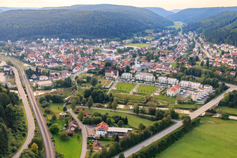 Ortsansicht aus Südosten mit Unteres Schloss am Donaupark bis König Marvin Brücke in Immendingen im Bundesland Baden-Württemberg, Deutschland