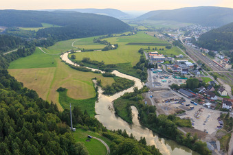 Donaupark und Gewerbepark zwischen Verlauf der Donau und Güterbahnhof mit Lucioan Ferraro Natursteinhandel, Nino Ferraro Containerservice und Neumann Metalltechnik in Immendingen im Bundesland Baden-Württemberg, Deutschland