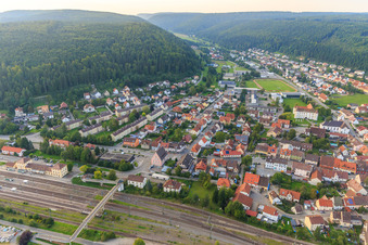 Ortsansicht aus Süden mit Hector Kinderakademie Immendingen in Oberes Schloss vor dem Sportplatz an der Donauhalle im Bundesland Baden-Württemberg, Deutschland