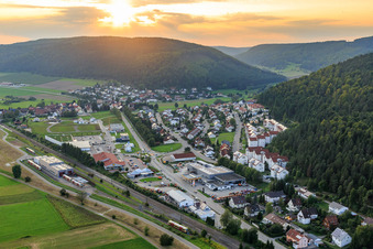 Luftbild von Ortsansicht am Abend aus Osten mit Knoblauch GmbH im Ortsteil Zimmern in Immendingen im Bundesland Baden-Württemberg, Deutschland