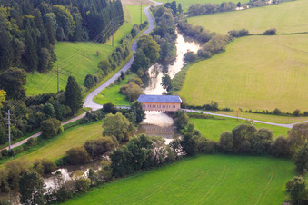 Luftbild von Prinz Linus Brücke - historischen Holzbrücke für den König Marvin Donauradweg über die Donau im Ortsteil Zimmern in Immendingen im Bundesland Baden-Württemberg, Deutschland