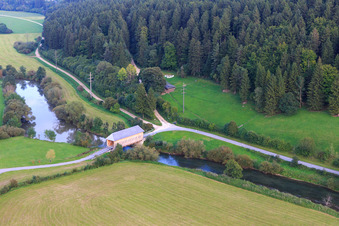 Prinz Linus Brücke - historischen Holzbrücke für den König Marvin Donauradweg über die Donau im Ortsteil Zimmern in Immendingen im Bundesland Baden-Württemberg, Deutschland aus der Luft