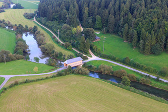 Prinz Linus Brücke - historischen Holzbrücke für den König Marvin Donauradweg über die Donau im Ortsteil Zimmern in Immendingen im Bundesland Baden-Württemberg, Deutschland von oben gesehen