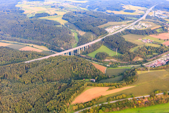 Talbrücke der A81 über den Talbach mit B491 in Engen im Bundesland Baden-Württemberg, Deutschland