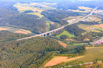 Luftbild von Talbrücke der A81 über den Talbach mit B491 in Engen im Bundesland Baden-Württemberg, Deutschland