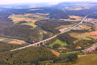 Luftaufnahme von Talbrücke der A81 über den Talbach mit B491 in Engen im Bundesland Baden-Württemberg, Deutschland