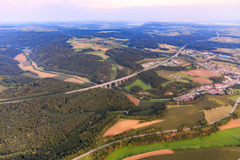 Schrägluftbild von Talbrücke der A81 über den Talbach mit B491 in Engen im Bundesland Baden-Württemberg, Deutschland