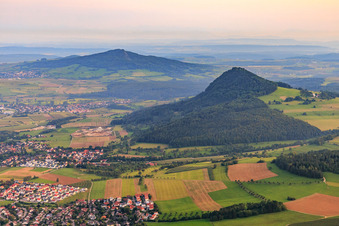 Blick zu den Hegauvulkanen aus Nordosten in Engen im Bundesland Baden-Württemberg, Deutschland