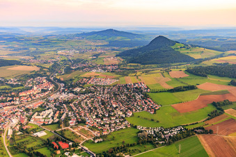 Ortsansicht aus Nordosten mit Blick zu den Hegauvulkanen in Engen im Bundesland Baden-Württemberg, Deutschland