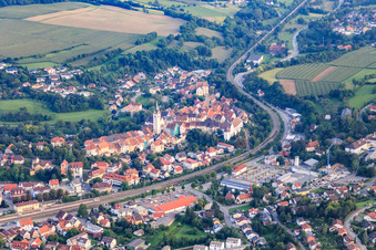 Altstadt mit  Mariä Himmelfahrt jenseits der Bahnstrecke in Engen im Bundesland Baden-Württemberg, Deutschland