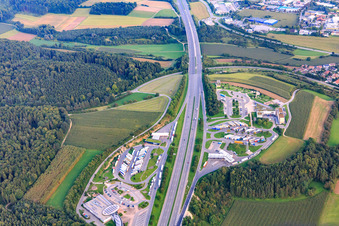 Schrägluftbild von Solardach Autobahn Raststätte / Rastanlage im Hegau - OST and der A81 in Engen im Bundesland Baden-Württemberg, Deutschland