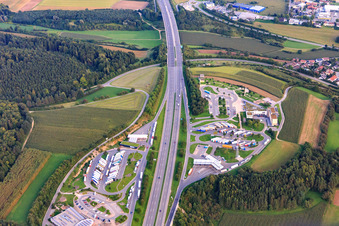 Solardach Autobahn Raststätte / Rastanlage im Hegau - OST and der A81 in Engen im Bundesland Baden-Württemberg, Deutschland von oben