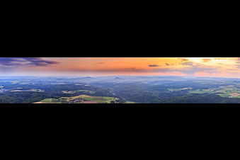 Abend-Panorama des Hegau mit ehemaligen Vulkanen von Honstetten aus in Hilzingen im Bundesland Baden-Württemberg, Deutschland