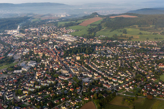 Ortsansicht der Straßen und Häuser der Wohngebiete in Stockach im Bundesland Baden-Württemberg, Deutschland