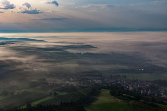 Nebel überm Bodensee im Ortsteil Güttingen in Radolfzell am Bodensee im Bundesland Baden-Württemberg, Deutschland