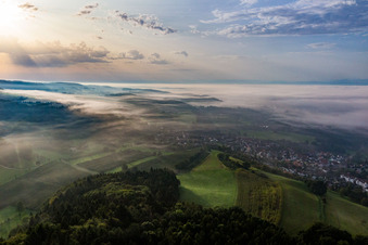 Unter Morgendunst im Ortsteil Stahringen in Radolfzell am Bodensee im Bundesland Baden-Württemberg, Deutschland