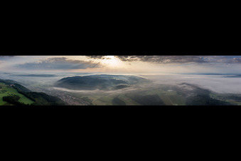 Panorama-Ansicht am Rande von Feldern vor dem von Frühnebel verhüllten Bodensee im Ortsteil Stahringen in Radolfzell am Bodensee im Bundesland Baden-Württemberg, Deutschland