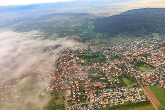 Stadtansicht aus Süden halb von Wolken verhüllt in Steißlingen im Bundesland Baden-Württemberg, Deutschland