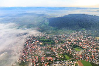 Luftbild von Stadtansicht aus Süden halb von Wolken verhüllt in Steißlingen im Bundesland Baden-Württemberg, Deutschland