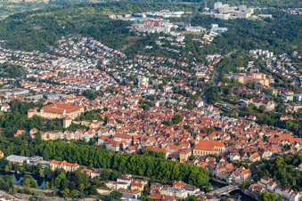 Stadtansicht des Innenstadtbereiches vom Schloss Hohentübingen über dem Neckar, Altstadt bis zur Stiftskirche St. Georg in Tübingen im Bundesland Baden-Württemberg, Deutschland