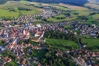 Luftbild von Ortsansicht aus Norden mit Schloss Meßkirch und Kirche St. Martin im Bundesland Baden-Württemberg, Deutschland