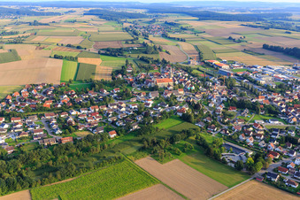 Dorfansicht aus Norden mit Kirche St. Michael in Hohentengen im Bundesland Baden-Württemberg, Deutschland