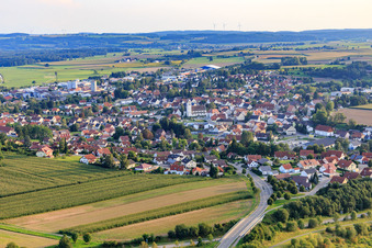Ortsansicht aus Norden mit Römisch-Katholische Kirche in Ostrach im Bundesland Baden-Württemberg, Deutschland