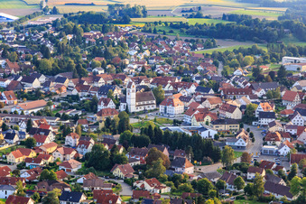 Luftbild von Ortsansicht aus Norden mit Römisch-Katholische Kirche in Ostrach im Bundesland Baden-Württemberg, Deutschland