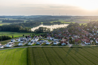 Dorfkern an den Uferbereichen des Ruschweiler und Volzer See in Ruschweiler in Illmensee im Bundesland Baden-Württemberg, Deutschland