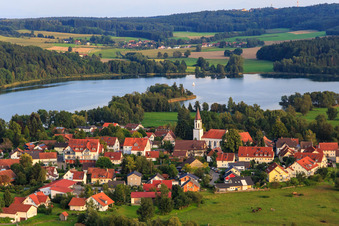 Dorfansicht am Illmensee aus Nordosten mit kath. Kirche Mariä Himmelfahrt im Bundesland Baden-Württemberg, Deutschland