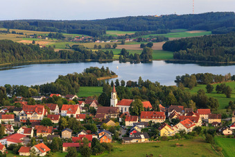 Luftbild von Dorfansicht am Illmensee aus Nordosten mit kath. Kirche Mariä Himmelfahrt im Bundesland Baden-Württemberg, Deutschland