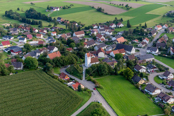 Luftbild von Dorf - Ansicht am Rande von landwirtschaftlichen Feldern und Nutzflächen in Sentenhart in Wald im Bundesland Baden-Württemberg, Deutschland
