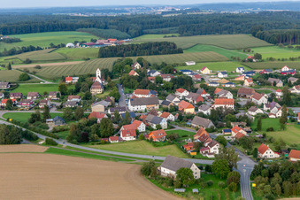 Luftaufnahme von Dorf - Ansicht am Rande von landwirtschaftlichen Feldern und Nutzflächen in Sentenhart in Wald im Bundesland Baden-Württemberg, Deutschland