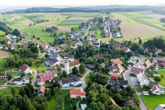 Kirchengebäude St. Oswald im Dorfkern im Ortsteil Mindersdorf in Hohenfels im Bundesland Baden-Württemberg, Deutschland