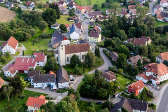 Luftbild von Kirchengebäude St. Oswald im Dorfkern im Ortsteil Mindersdorf in Hohenfels im Bundesland Baden-Württemberg, Deutschland