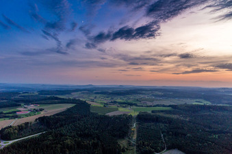 Luftbild von Vulkan-Landschaft des Hegau bei Sonnenuntergang in Engen im Bundesland Baden-Württemberg, Deutschland