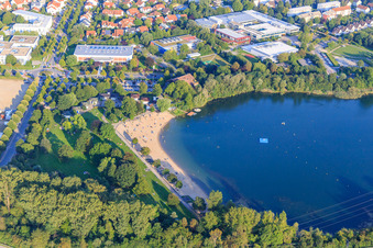 Luftaufnahme von Strand des Badesee Bensheim am Abend im Bundesland Hessen, Deutschland