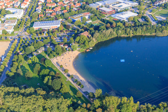 Schrägluftbild von Strand des Badesee Bensheim am Abend im Bundesland Hessen, Deutschland