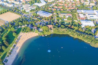 Strand des Badesee Bensheim am Abend im Bundesland Hessen, Deutschland aus der Luft