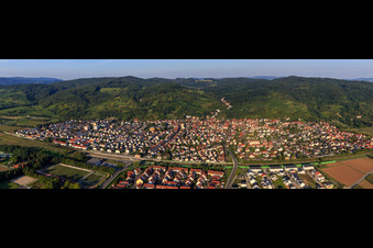 Stadtpanorama am Rand des Odenwalds aus Westen in Laudenbach im Bundesland Baden-Württemberg, Deutschland