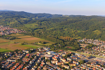Stadtansicht am Rand des Odenwalds aus Westen in Hemsbach im Bundesland Baden-Württemberg, Deutschland von oben