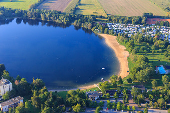 Strand des Freibad Wiesensee aus Süden in Hemsbach im Bundesland Baden-Württemberg, Deutschland