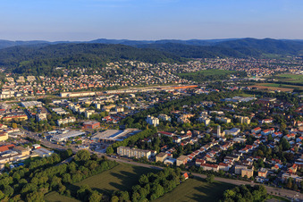 Stadtansicht am Rand des Odenwalds aus Nordwesten mit Mannheime Straße und REWE Center Markus Mauz in Weinheim im Bundesland Baden-Württemberg, Deutschland
