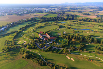 Luftbild von Golf Shop Gut Neuzenhof, Restaurant Gut Neuzenhof und day-spa Anke Bader im Golfclub - Golfplatz Heddesheim Gut Neuzenhof im Bundesland Baden-Württemberg, Deutschland