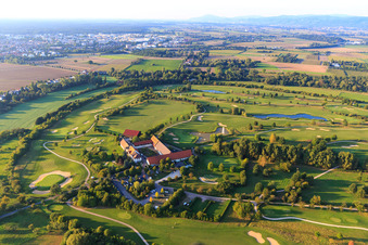 Luftaufnahme von Golf Shop Gut Neuzenhof, Restaurant Gut Neuzenhof und day-spa Anke Bader im Golfclub - Golfplatz Heddesheim Gut Neuzenhof im Bundesland Baden-Württemberg, Deutschland