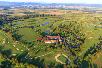 Golf Shop Gut Neuzenhof, Restaurant Gut Neuzenhof und day-spa Anke Bader im Golfclub - Golfplatz Heddesheim Gut Neuzenhof im Bundesland Baden-Württemberg, Deutschland von oben